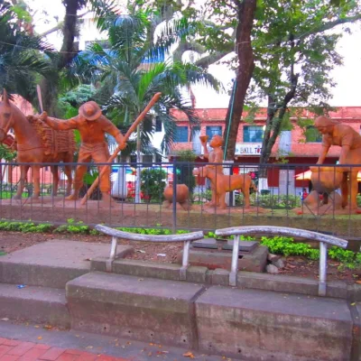 Monumento a la familia campesina en el parque principal de Villeta. Foto: Tyraelos, CC BY-SA 3.0, vía Wikimedia Commons