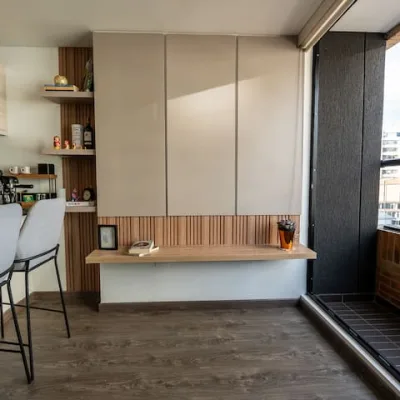 Sala con balcón