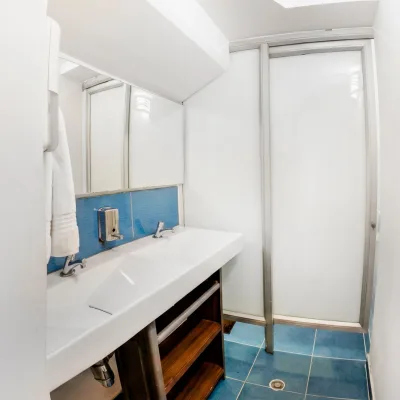 Baño tipo club, baterías independientes para hombres y mujeres