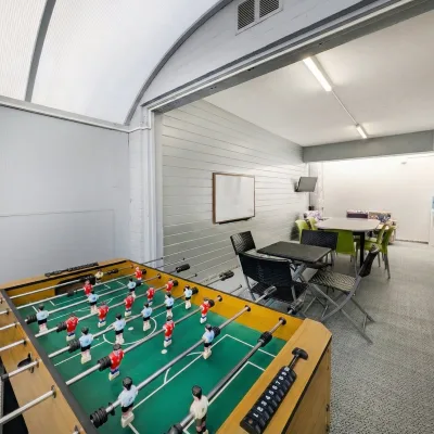 Salón social con futbolín y zona de reunión