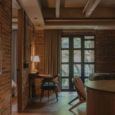 Sala con acabados modernos - Galería La Alfarera - Diez Treintayseis