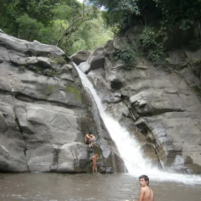 Segunda cascada del Salto de los Micos en Villeta. Foto: Tyraelos, CC BY-SA 3.0, vía Wikimedia Commons